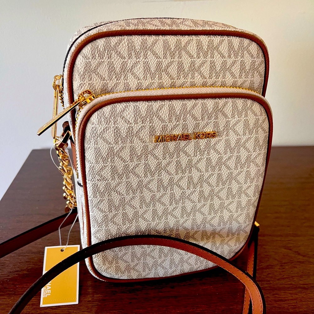 Michael Kors Jet Set Travel Crossbody in Vanilla 🍦w/ gold hardware 🌟